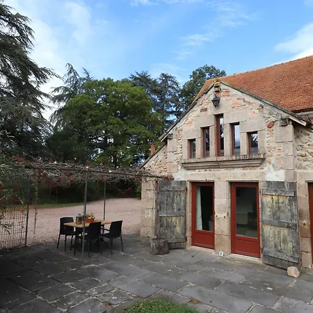 Petit Chez Domaine Chateau De Bussolles Hébergement de vacances *